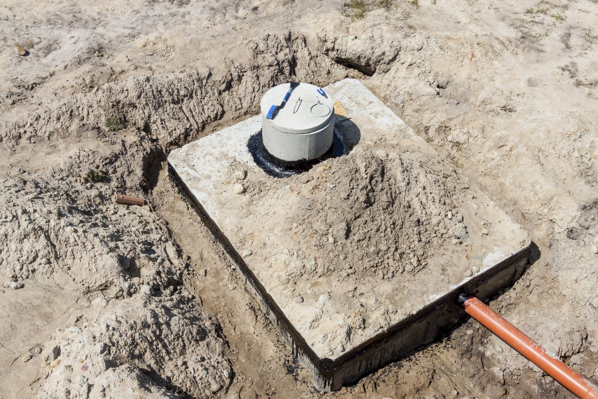 A septic tank is sitting on top of a concrete slab.