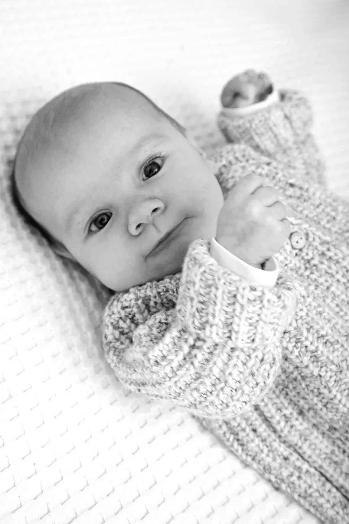 Waches Baby bei einer natürlichen Baby-Homestory