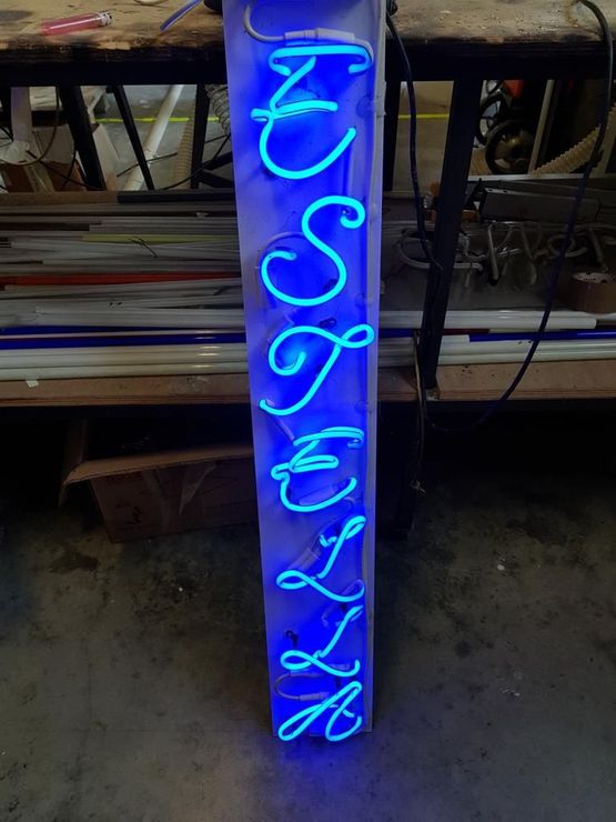 scritta con tubi al neon in fase di realizzazione