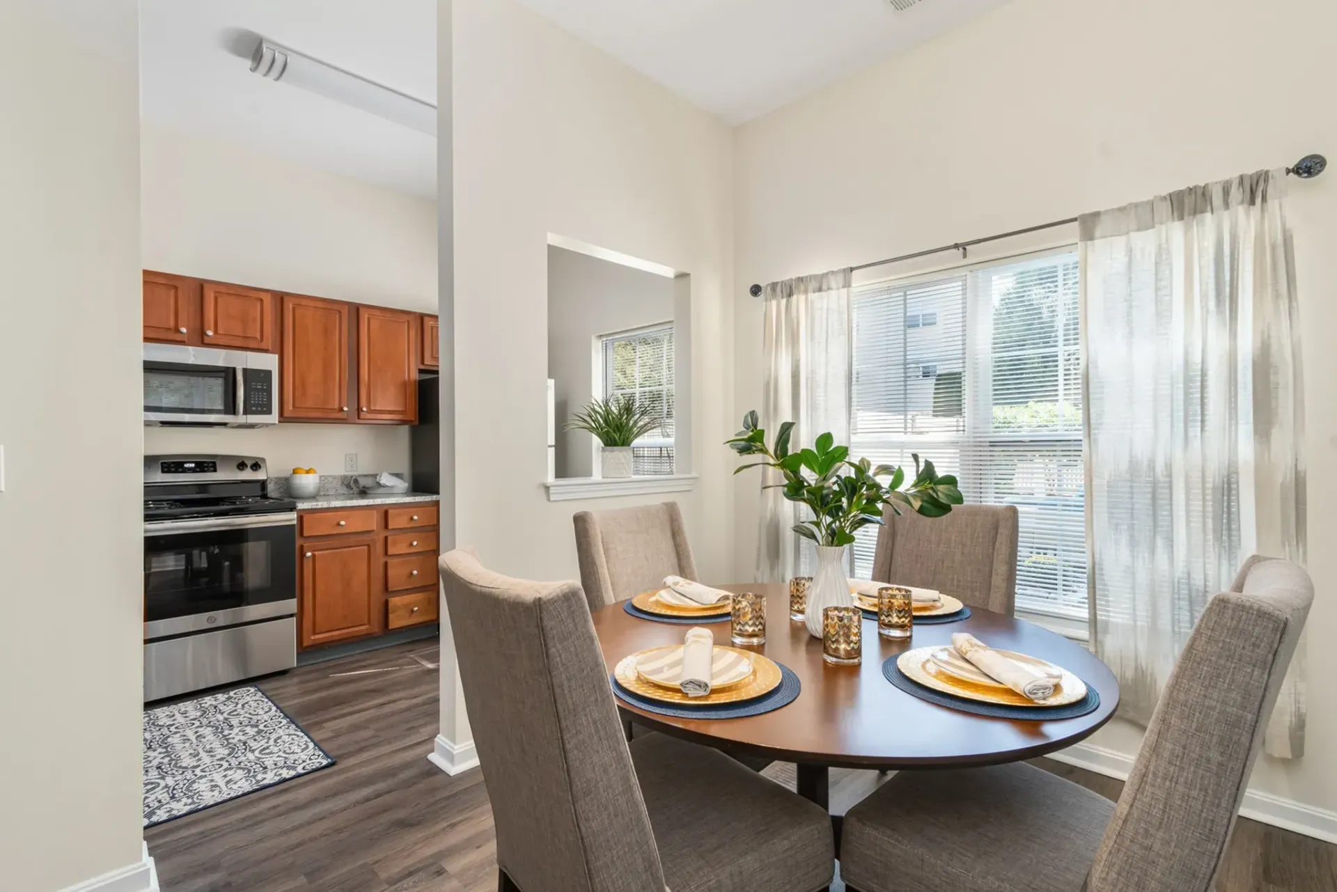 The Ledges at Johnston apartment dining room with dining set. 
