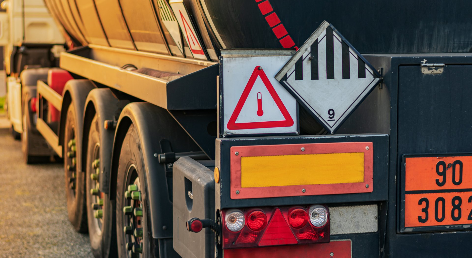 Handwerker-Transporter mit gesicherten Propangasflaschen und Materialkisten im Laderaum für den Baus