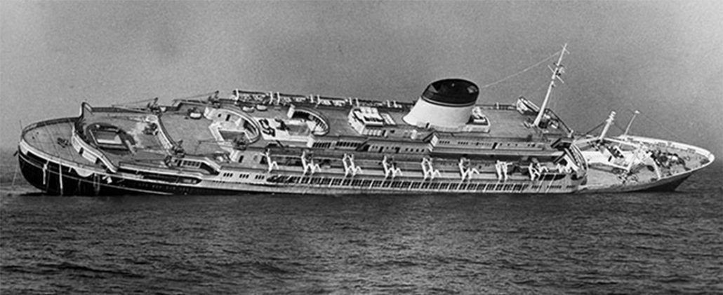 L'Andrea Doria inclinata poco prima dell'affondamento