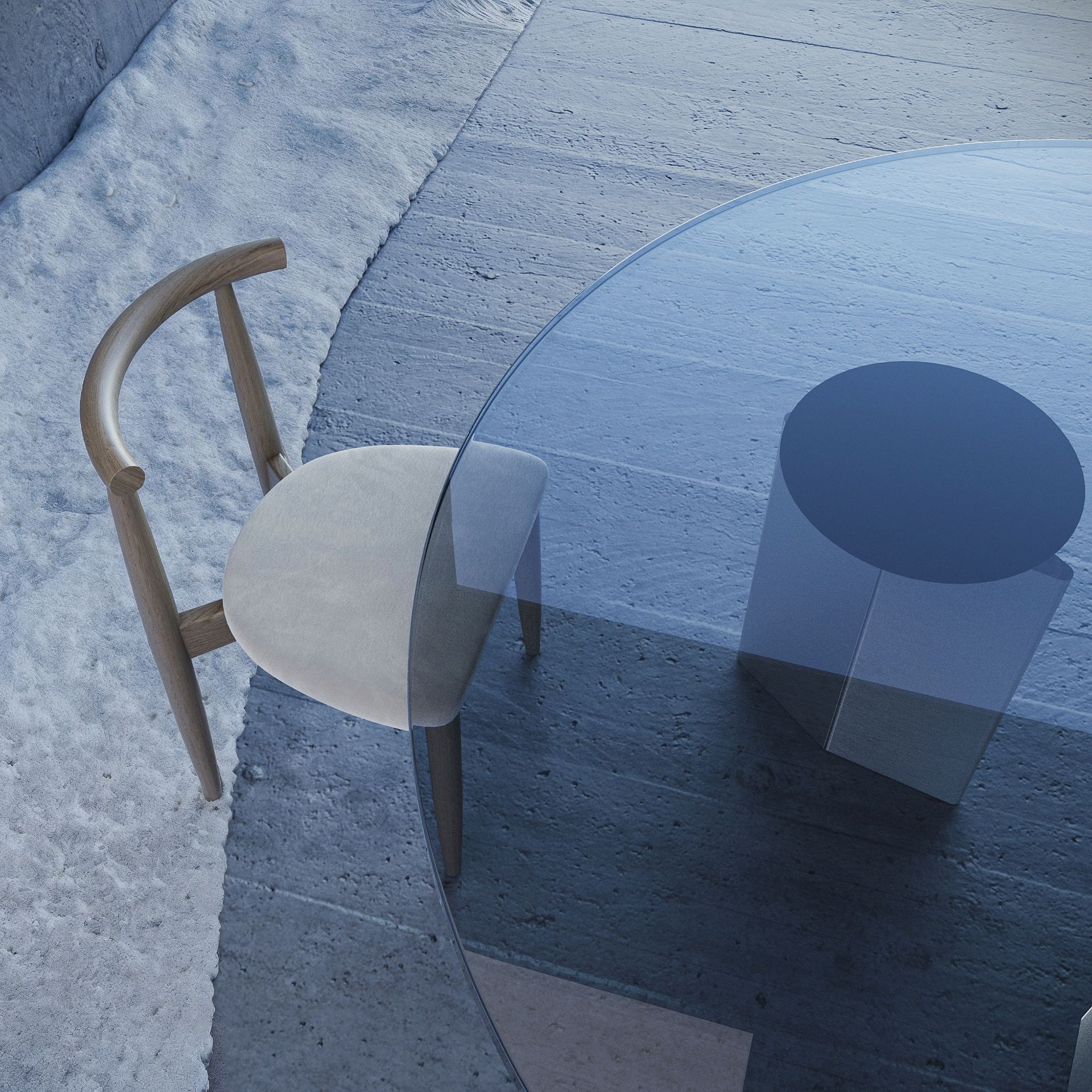 Cadeira em uma mesa redonda de vidro. Cadeira de cor neutra com assento cinza e estrutura de madeira clara.