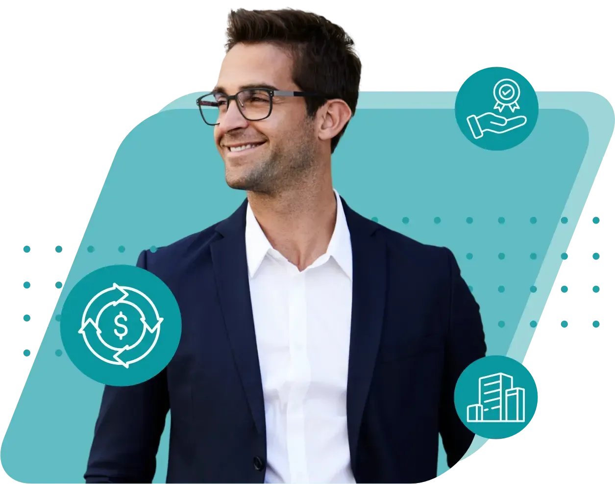 Um homem usando óculos e terno está sorrindo.