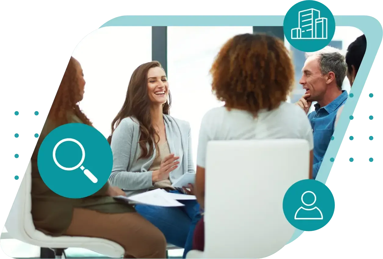 Um grupo de pessoas está sentado ao redor de uma mesa tendo uma reunião.