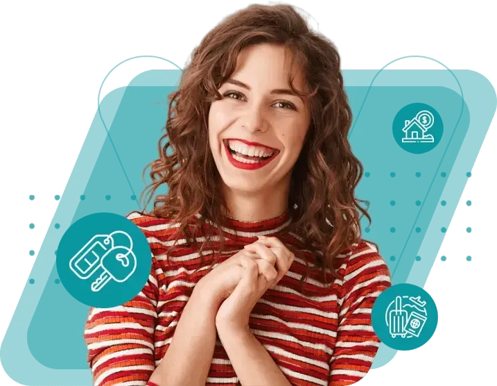 Uma mulher de camisa listrada está sorrindo com as mãos cruzadas.