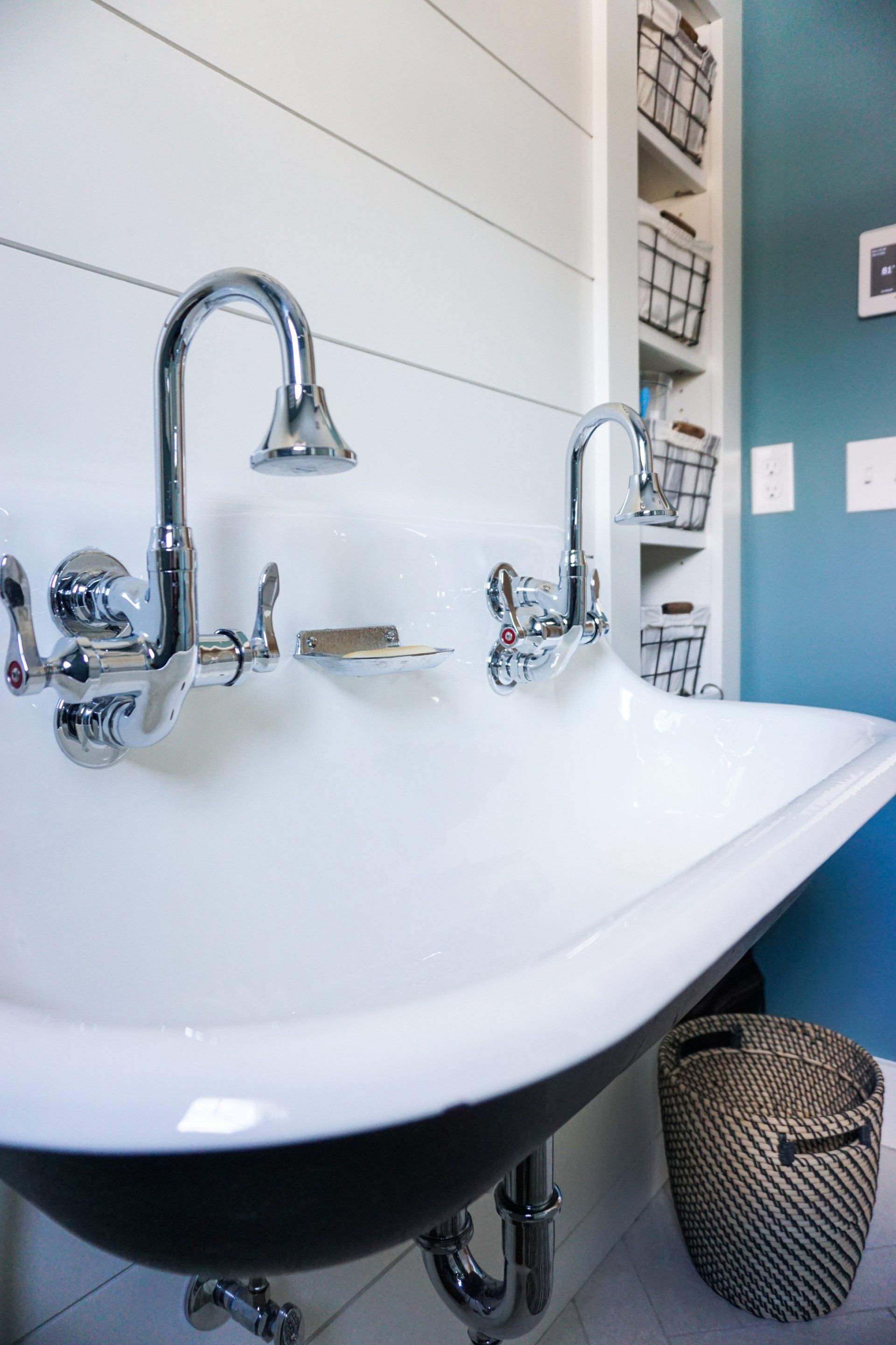 farmhouse vintage look bathroom sinks