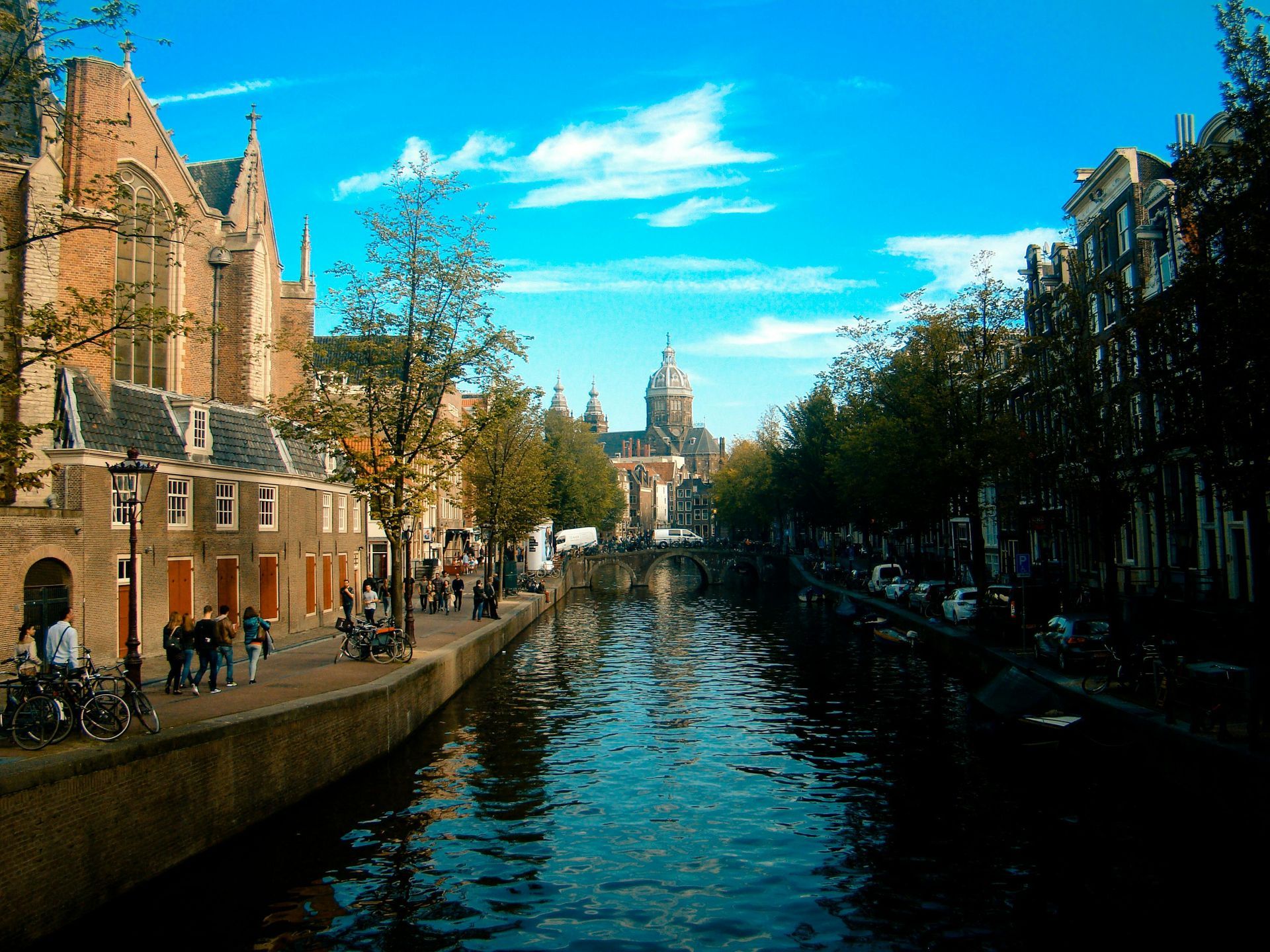 A relaxing wheelchair-friendly boat tour through Amsterdam’s canals.