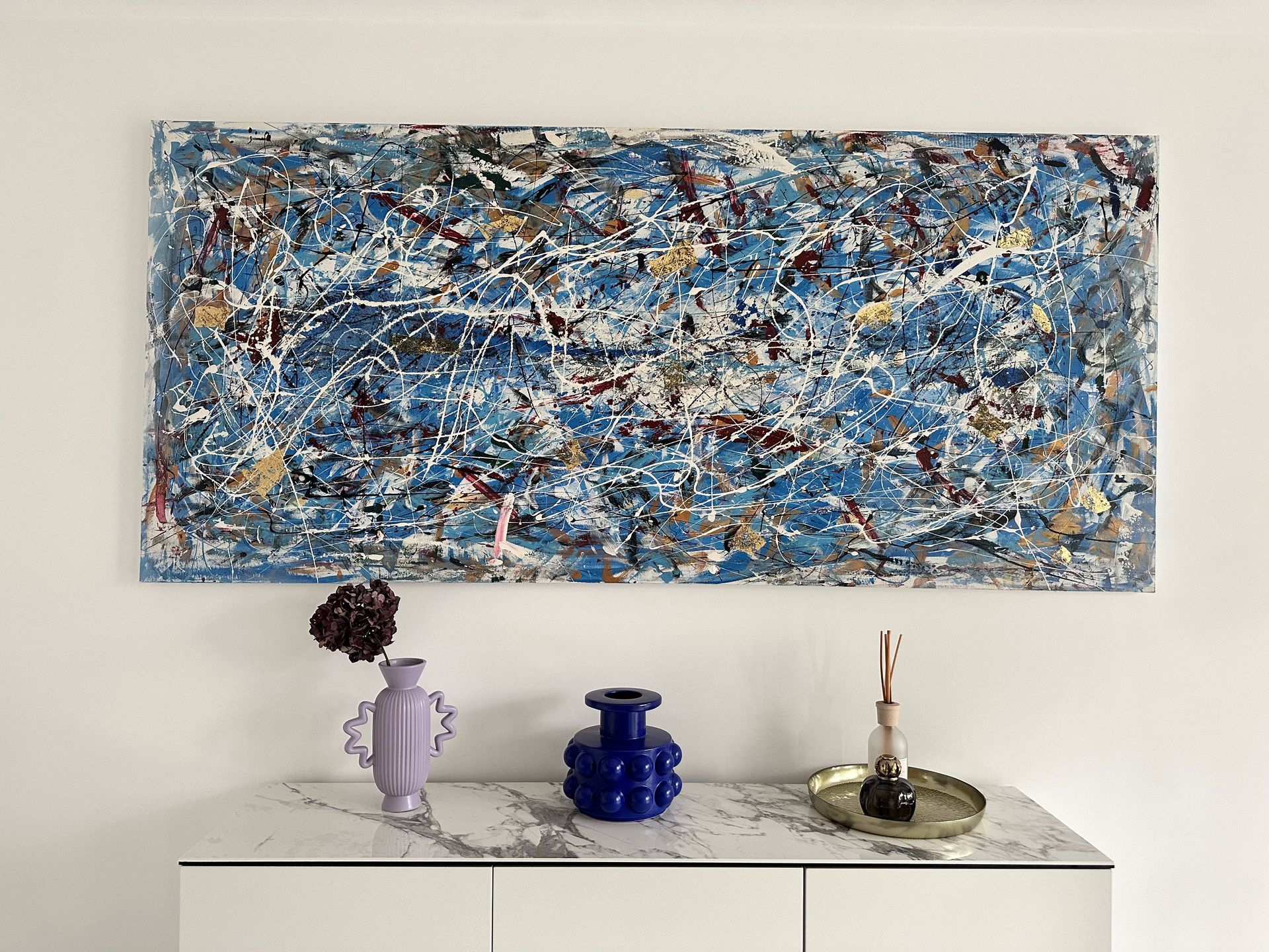 Interior design di abitazione privata con parete artistica
