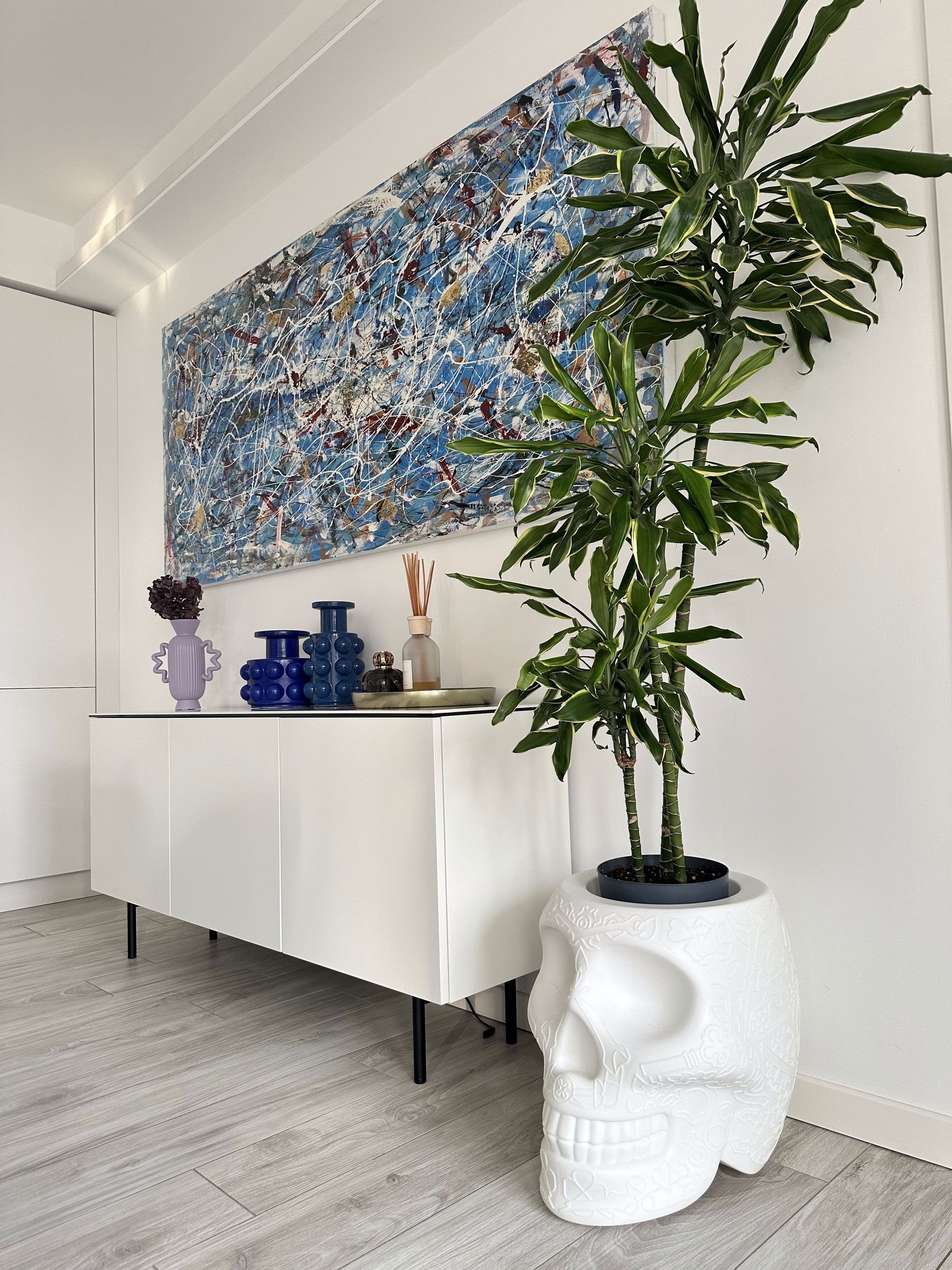 Interior design di abitazione privata con parete artistica
