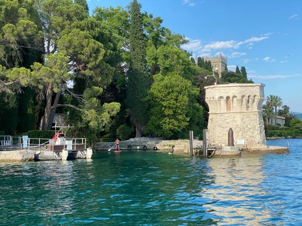Tour privato in Sup davanti alla torre storica dell'Isola del Garda 