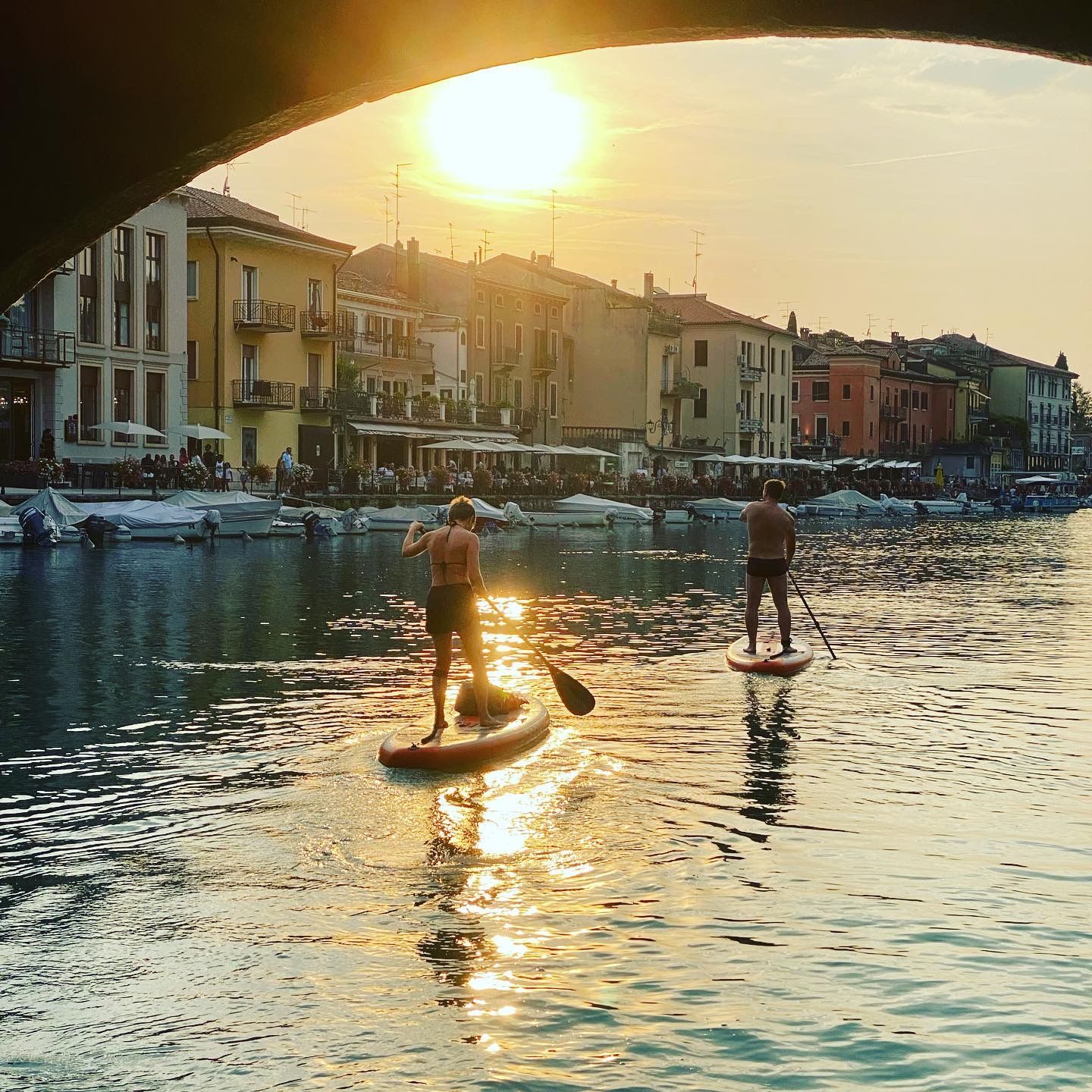 Tour privato in SUP al tramonto con vista sui canali storici e l'architettura di Peschiera