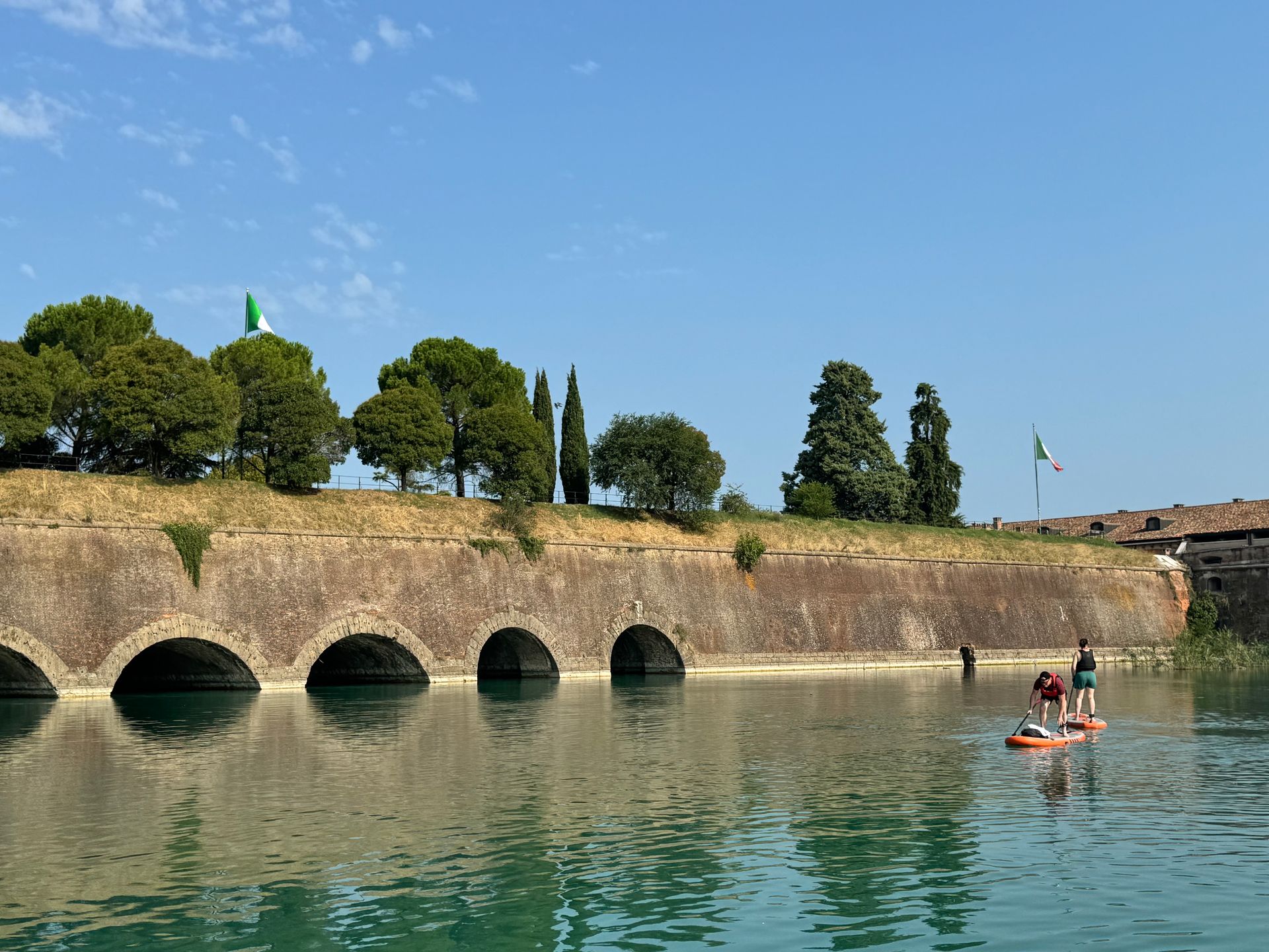 Esplorazione in SUP sotto i ponti storici della fortezza di Peschiera del Garda