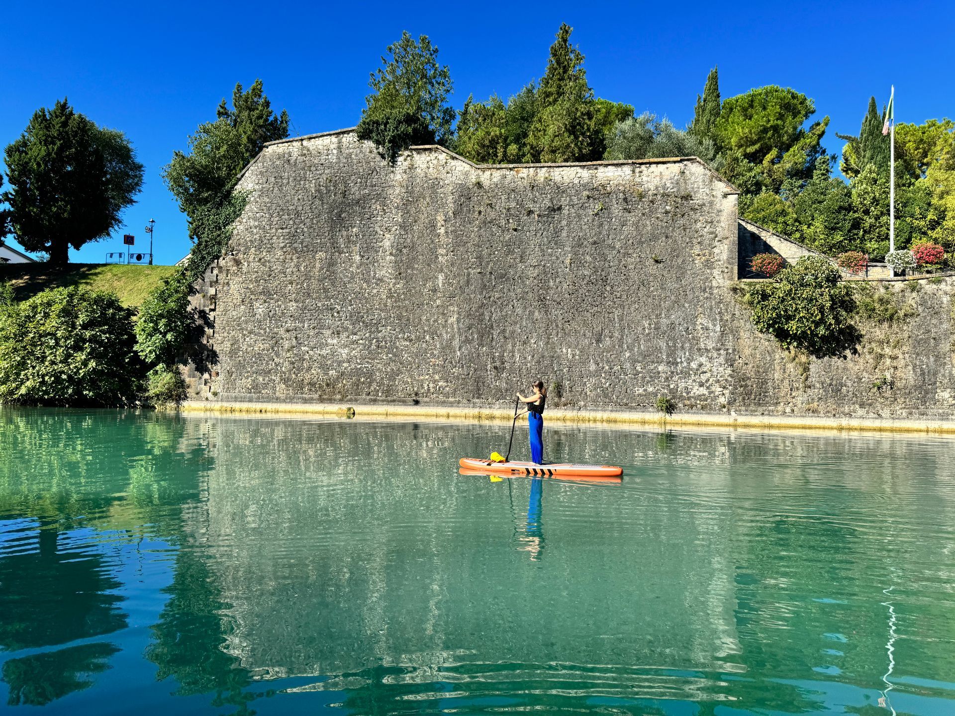 Tour esclusivo in Stand Up Paddle lungo le mura e i canali verdi di Peschiera del Garda
