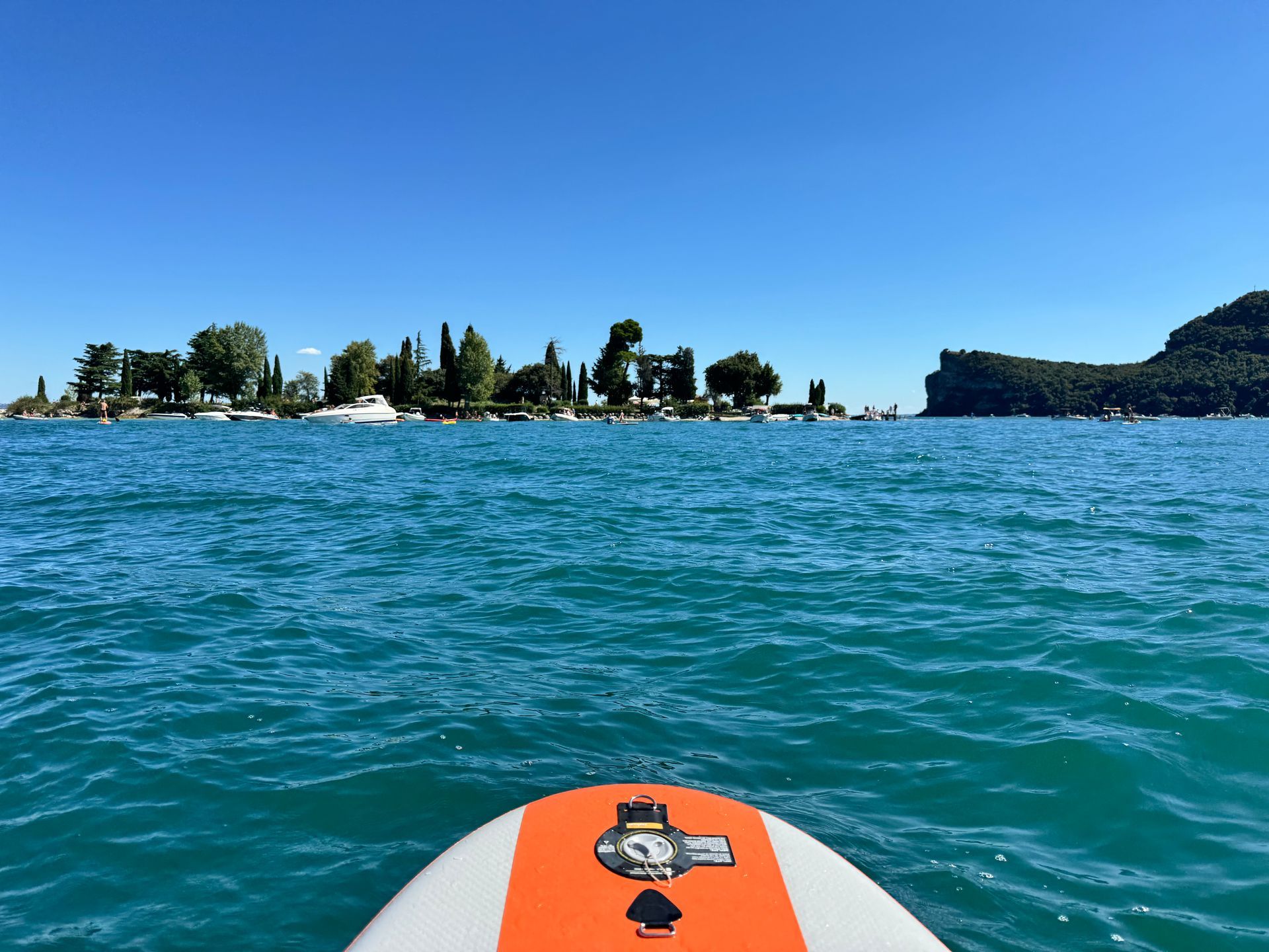 Vista panoramica dell'Isola di San Biagio durante un'escursione in Stand Up Paddle
