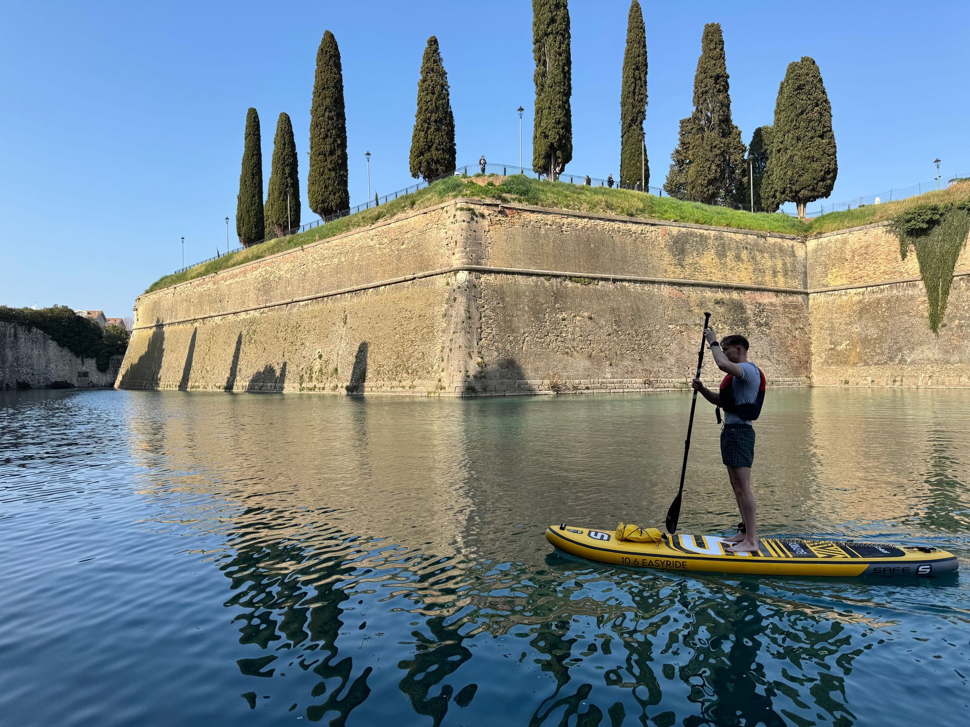 Escursione guidata in Stand Up Paddle costeggiando le antiche mura della fortezza di Peschiera