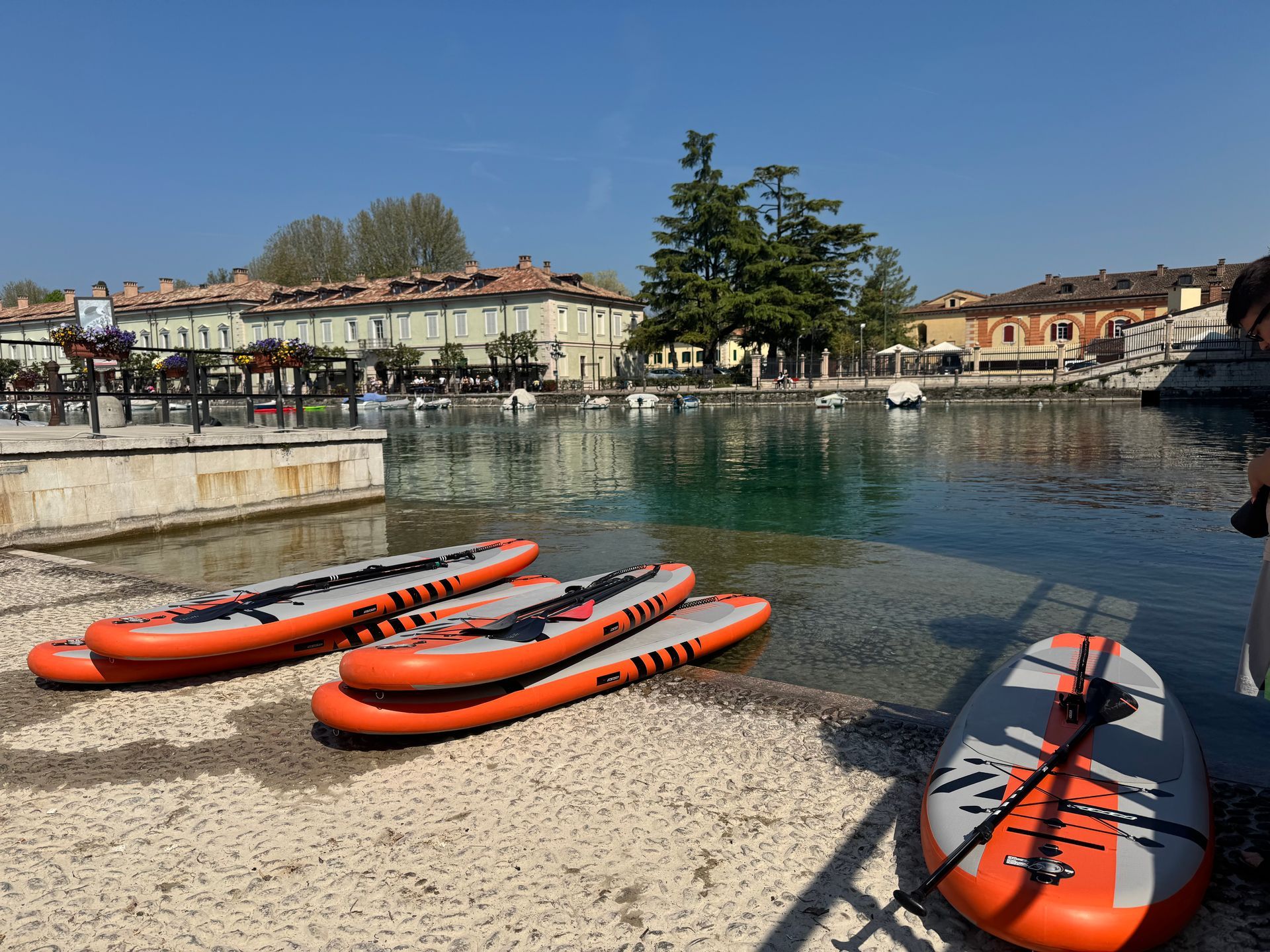 Tavole da SUP pronte per la partenza dell'escursione a Peschiera del Garda