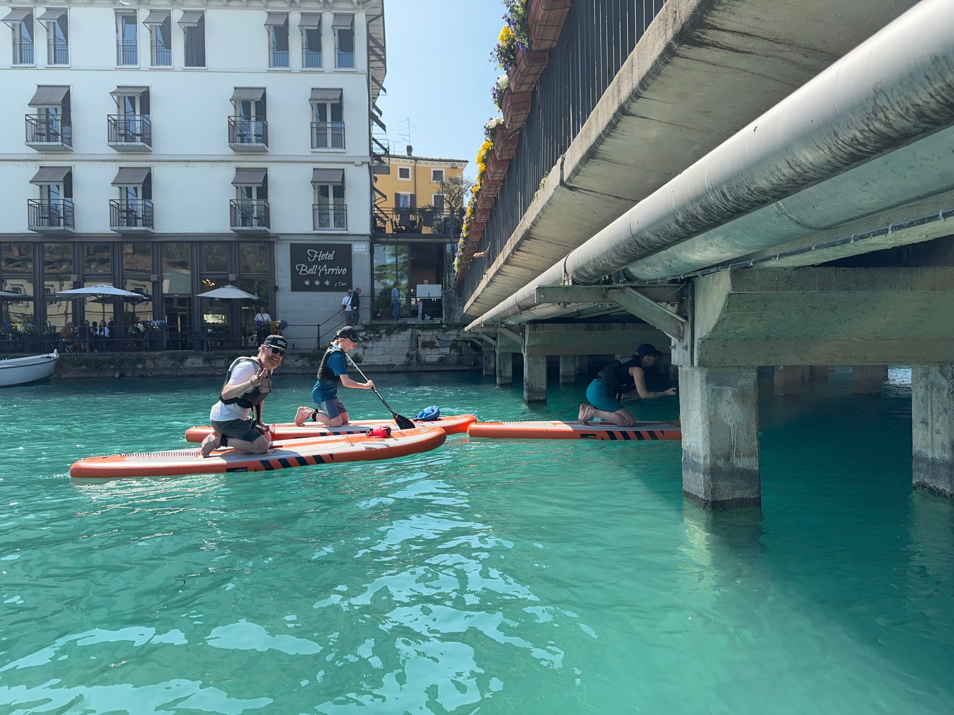 Tour in SUP attraverso i canali cittadini e i passaggi storici di Peschiera del Garda