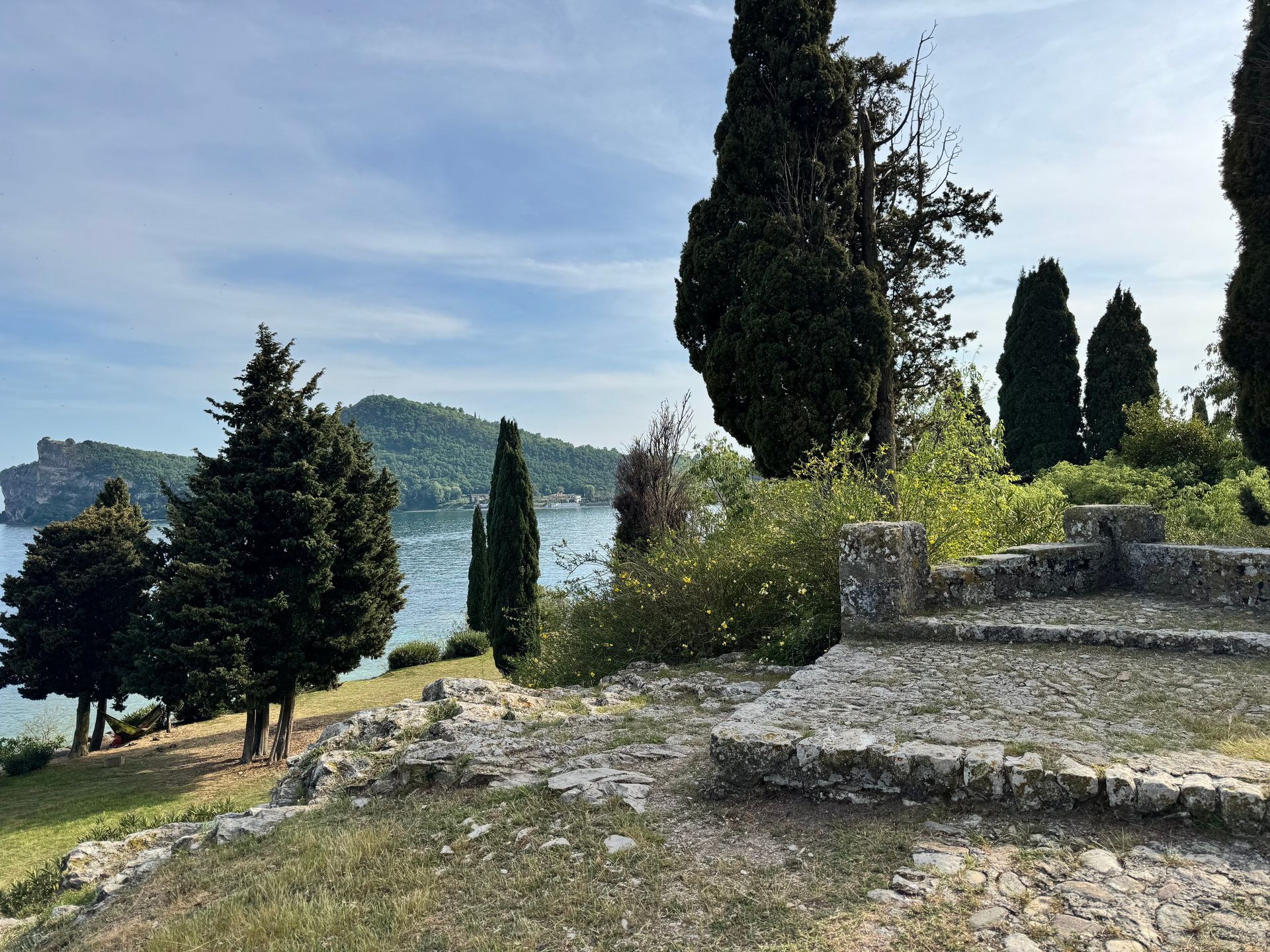 Sosta a terra per esplorare gli angoli nascosti e la storia dell'Isola di San Biagio