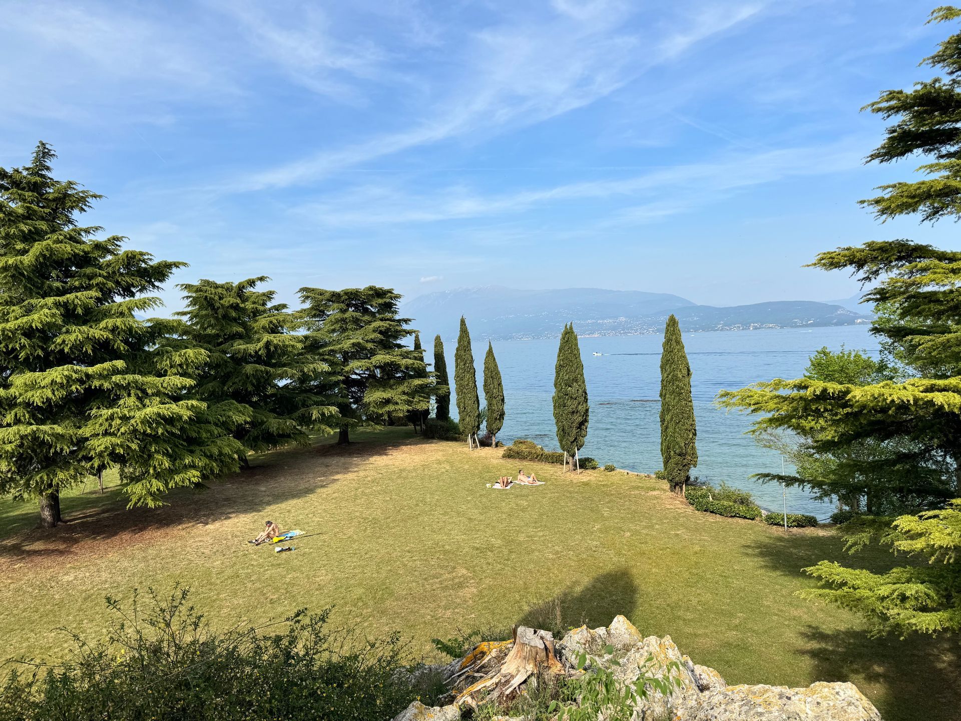 Gli splendidi scorci panoramici e i cipressi dell'Isola di San Biagio visti durante l'uscita in SUP
