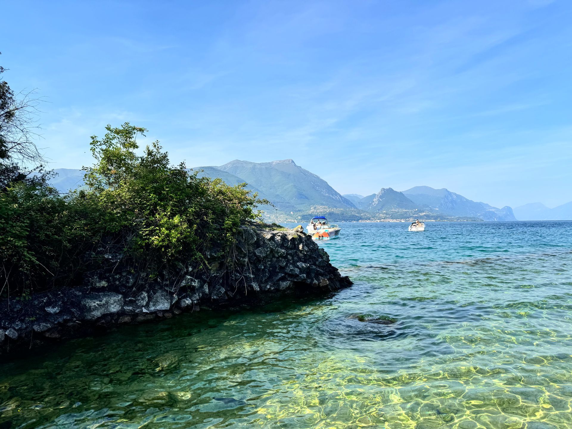 Natura incontaminata e acque trasparenti durante il tour in SUP