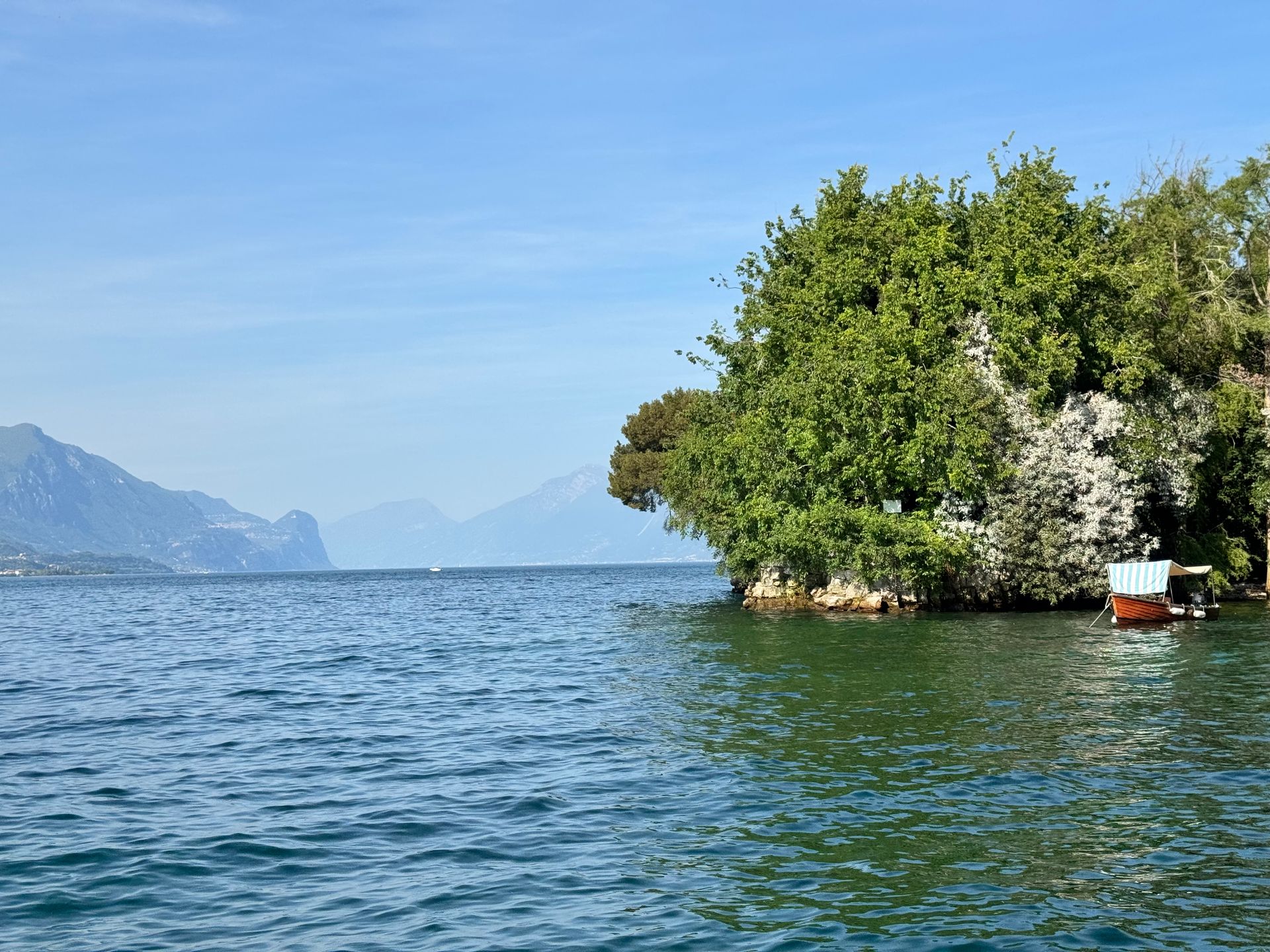 Panorama del Lago di Garda durante un'escursione guidata in SUP