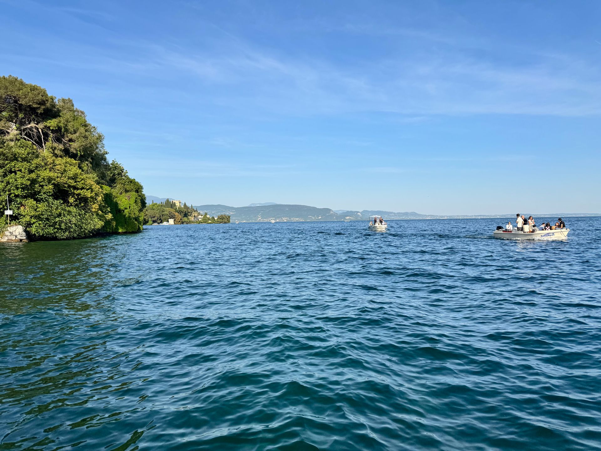 Tour guidato in Stand Up Paddle sul Lago di Garda in una giornata di sole