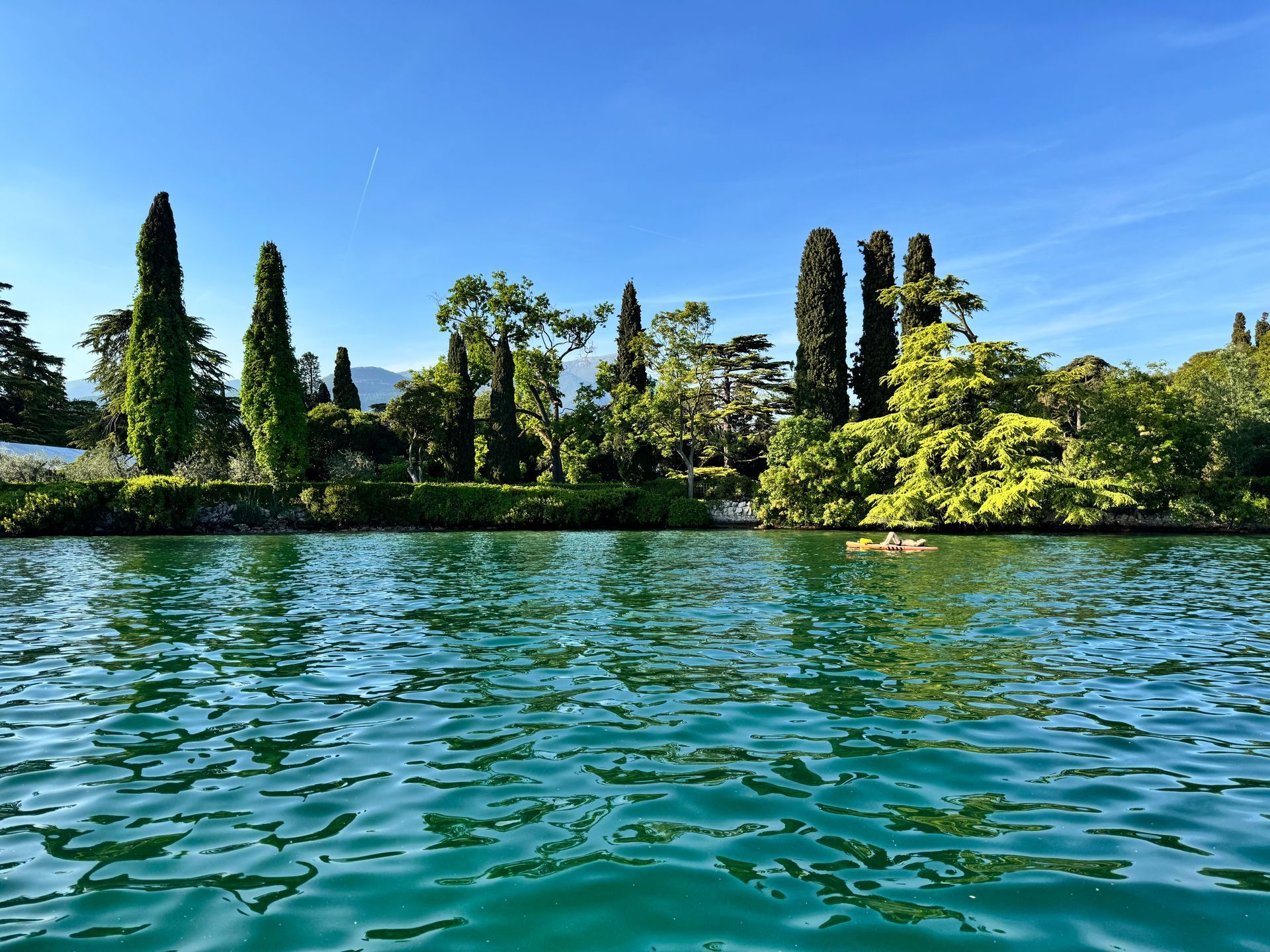 Escursione in SUP tra i cipressi e i giardini dell'Isola del Garda