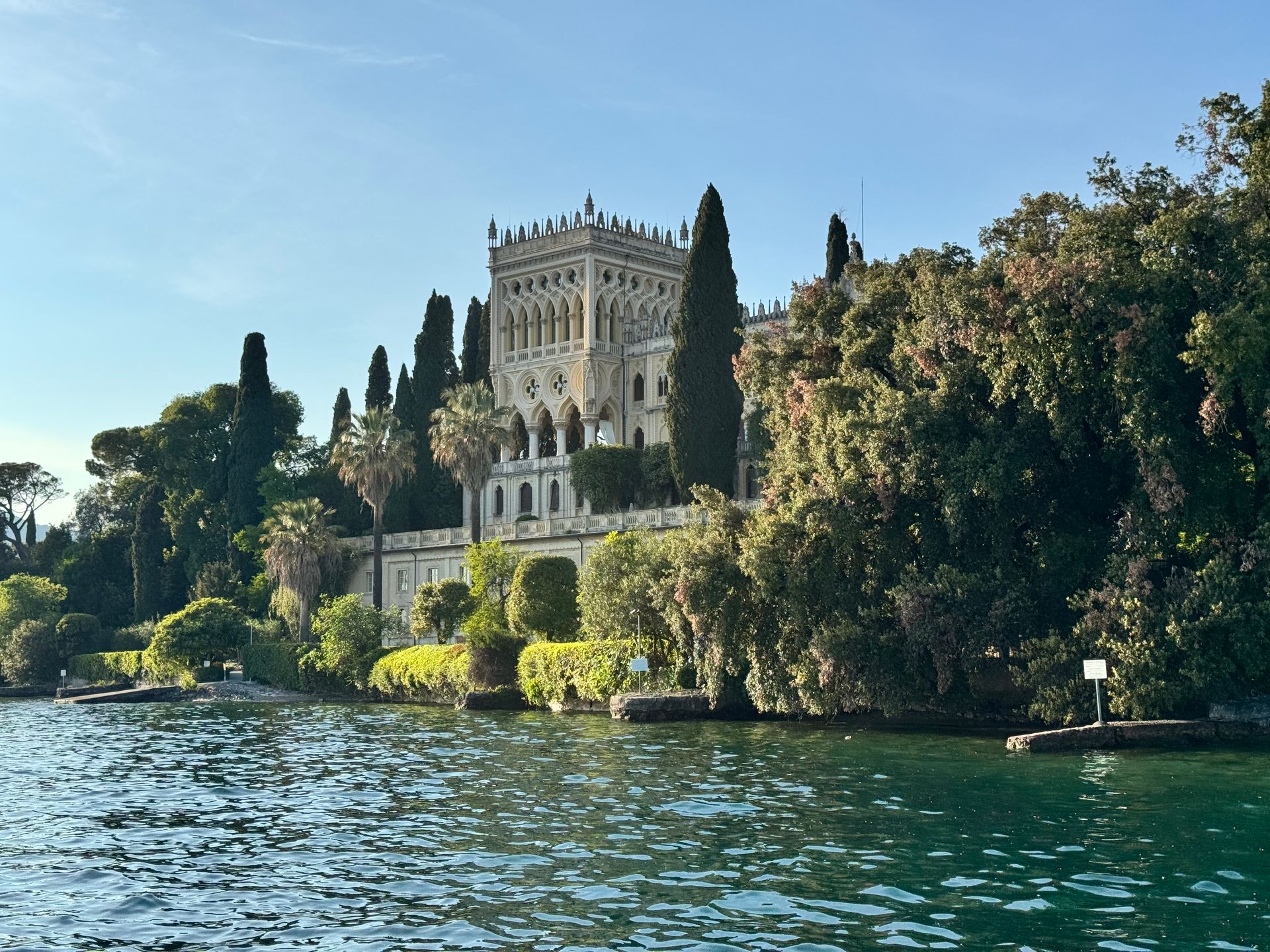 Splendida vista ravvicinata della Villa Borghese Cavazza su Isola del Garda durante un tour in SUP