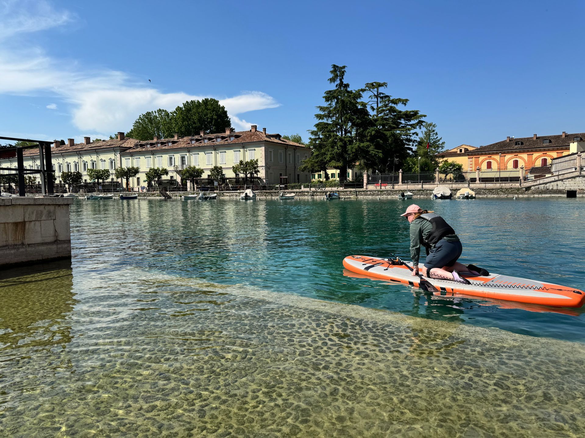 Esperienza in Stand Up Paddle tra le acque calme e i borghi storici del Lago di Garda