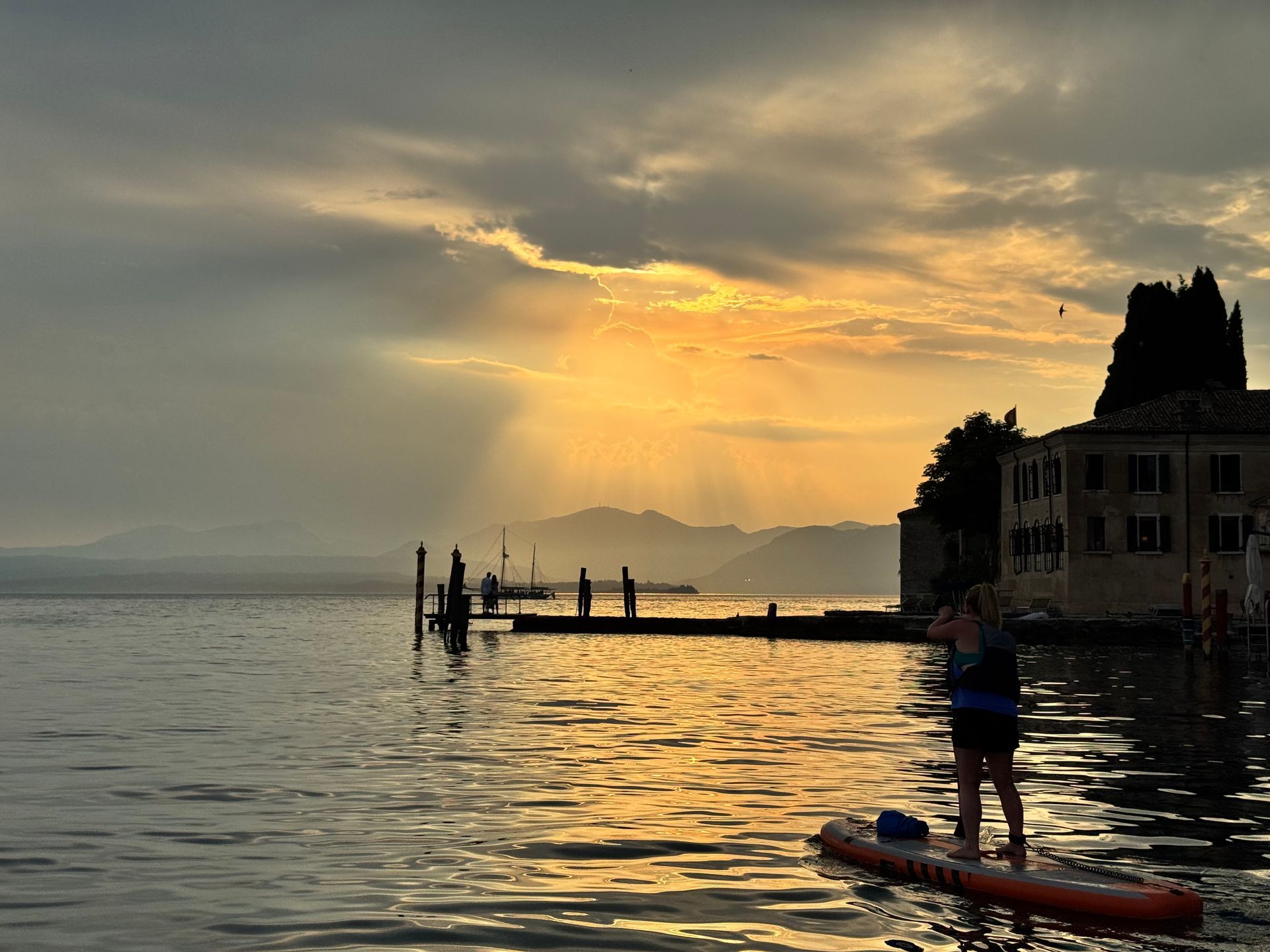 Tour privato in SUP al tramonto nelle acque dorate e romantiche di Punta San Vigilio