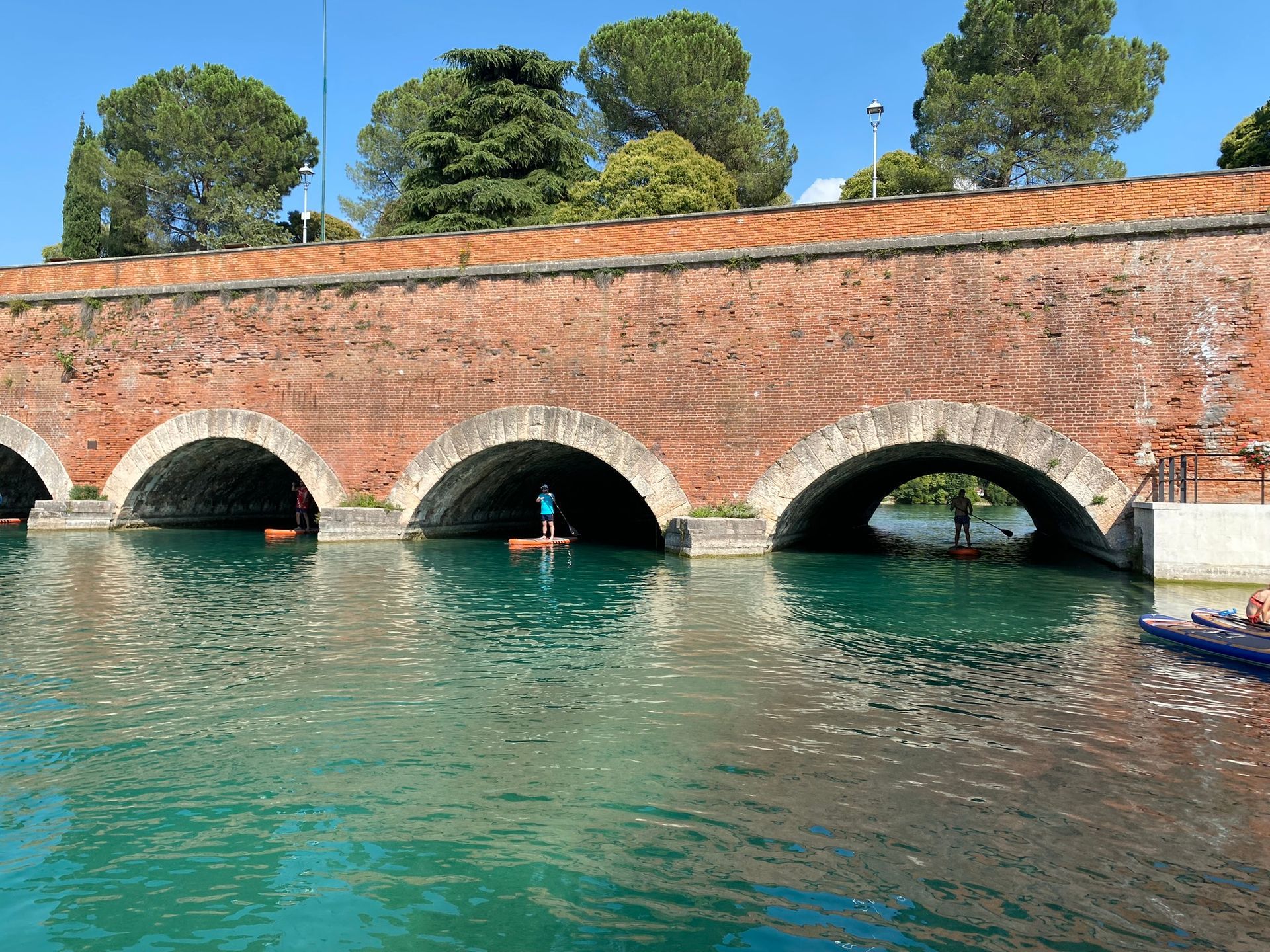 Passeggiata in SUP sul canale vicino ai bastioni di Peschiera del Garda