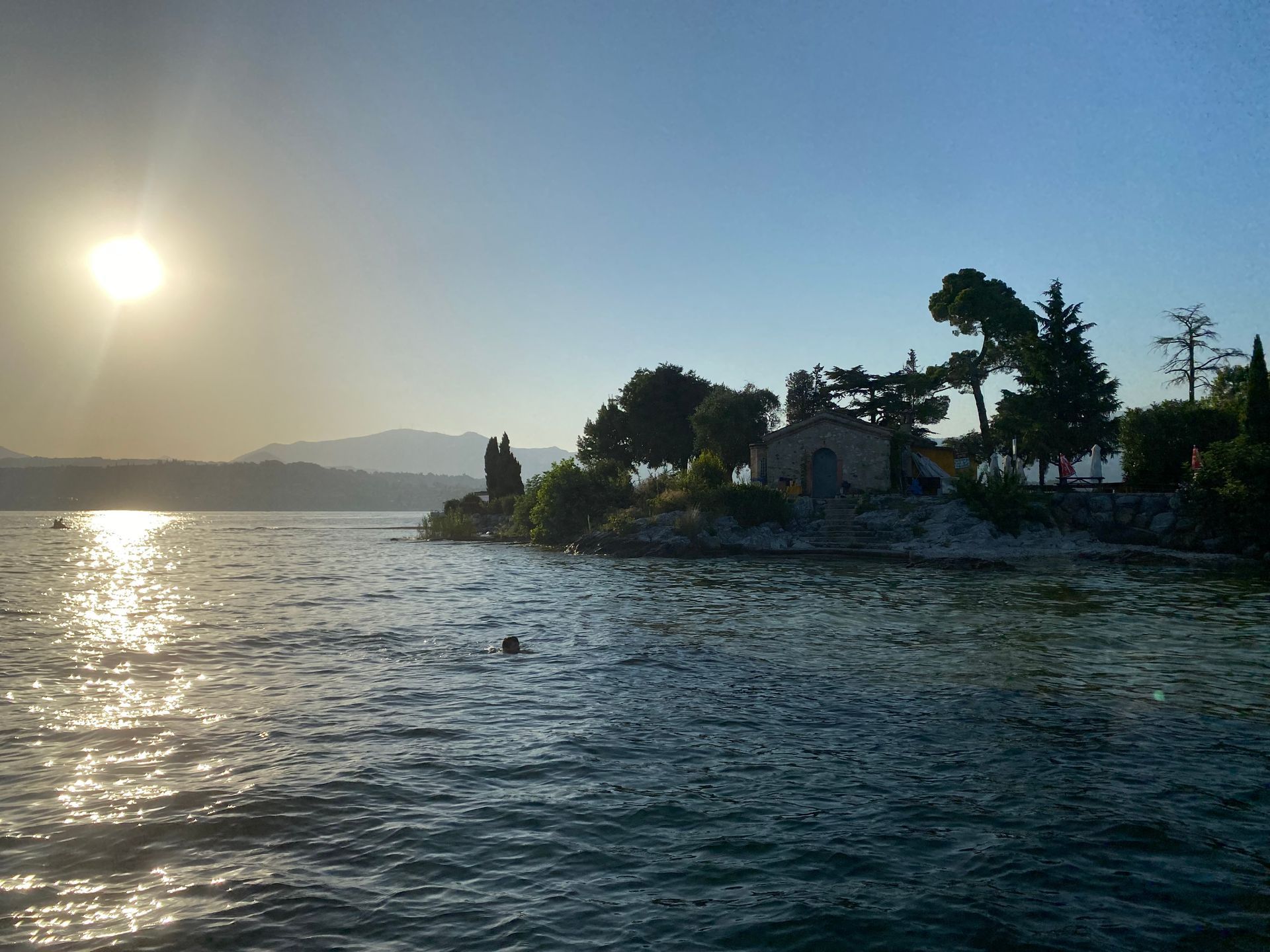 Tour privato in SUP all'Isola di San Biagio ammirando i riflessi del sole sull'acqua