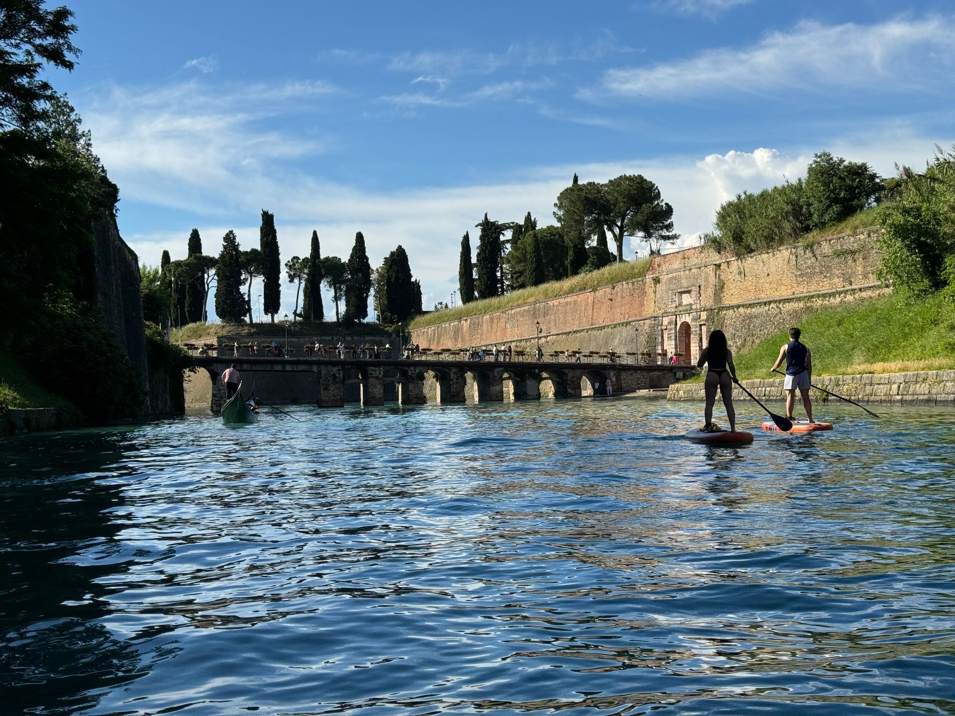 Passaggio in SUP sotto il celebre ponte ad archi in mattoni a Peschiera del Garda