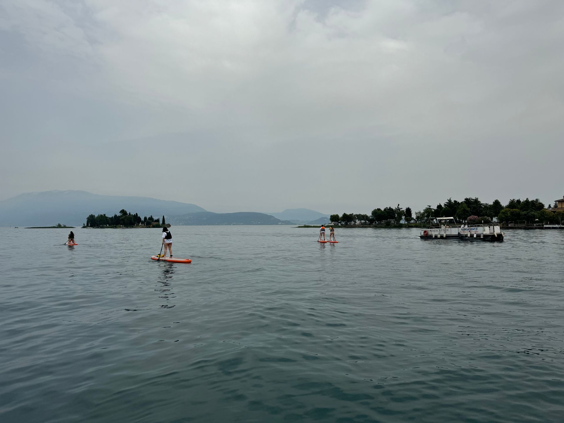 Passeggiata in SUP sul Lago di Garda navigando in totale relax verso l'Isola di San Biagio