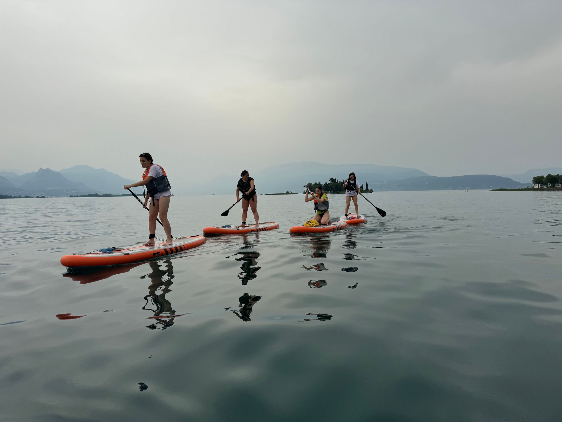 gruppo in Stand Up Paddle durante un tour privato divertente all'Isola di San Biagio