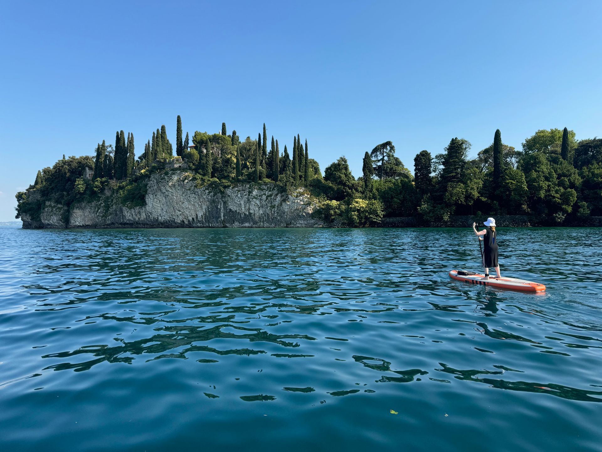 Esperienza esclusiva in Stand Up Paddle navigando verso l'Isola del Garda