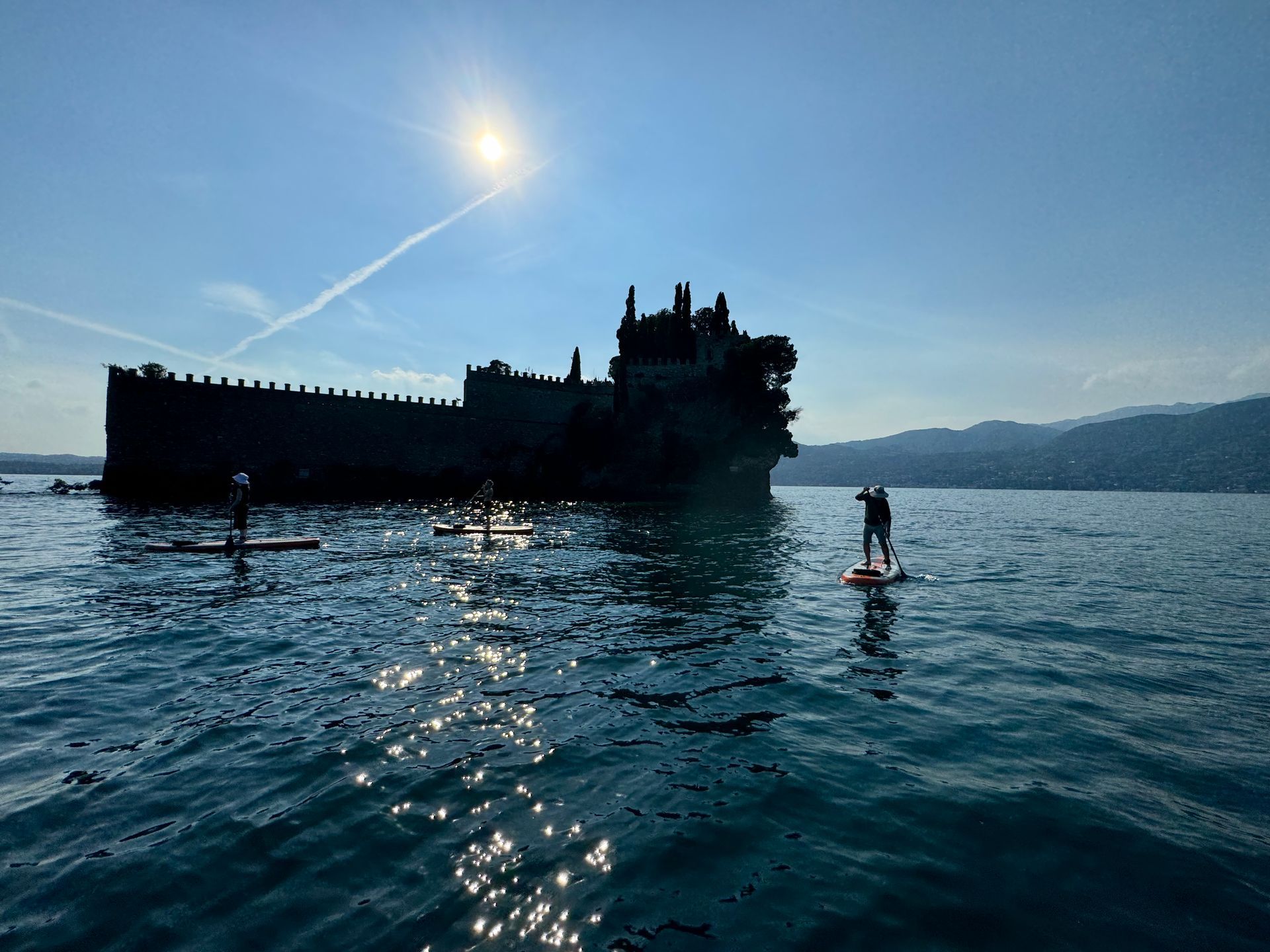 Tour privato in SUP al tramonto davanti alle mura dell'Isola del Garda