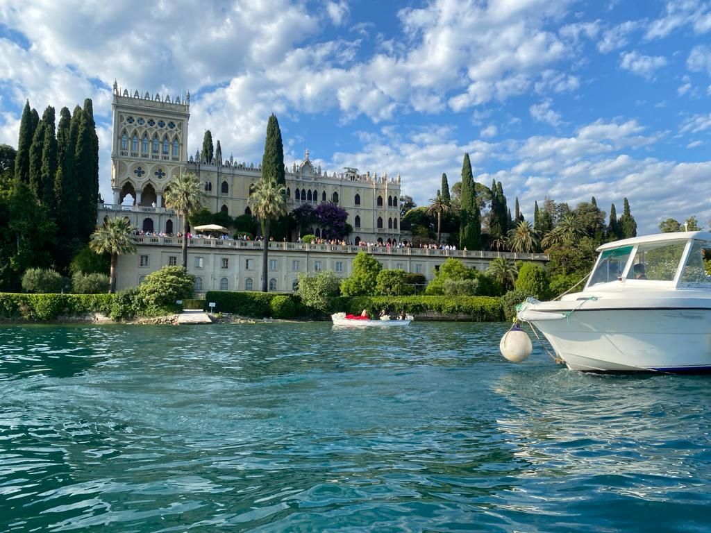 Tour in Stand Up Paddle guidato davanti alla Villa Borghese Cavazza su Isola del Garda