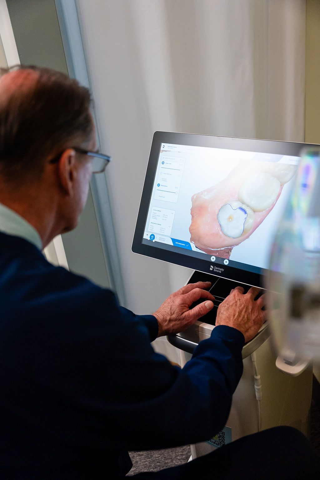 Dentist reviewing digital imaging for tooth pain at Robert A. Lantzy DMD, Tooth Pain & Infection in Newtown, PA