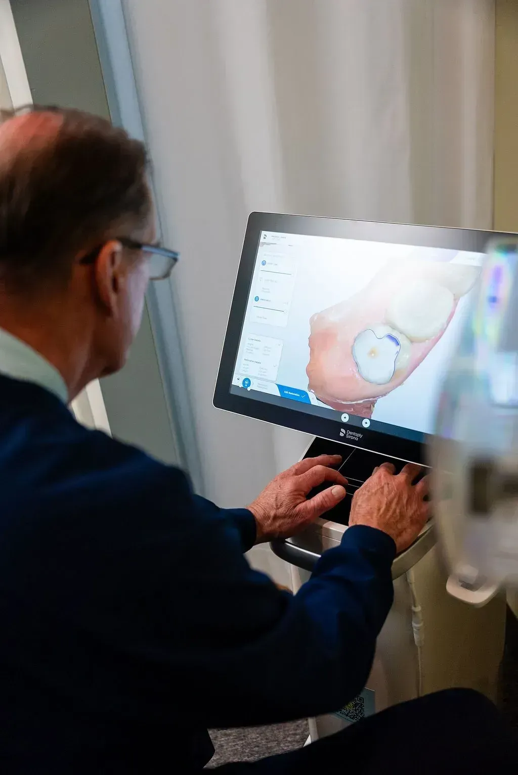 Dentist reviewing digital imaging for tooth pain at Robert A. Lantzy DMD, Tooth Pain & Infection in Newtown, PA