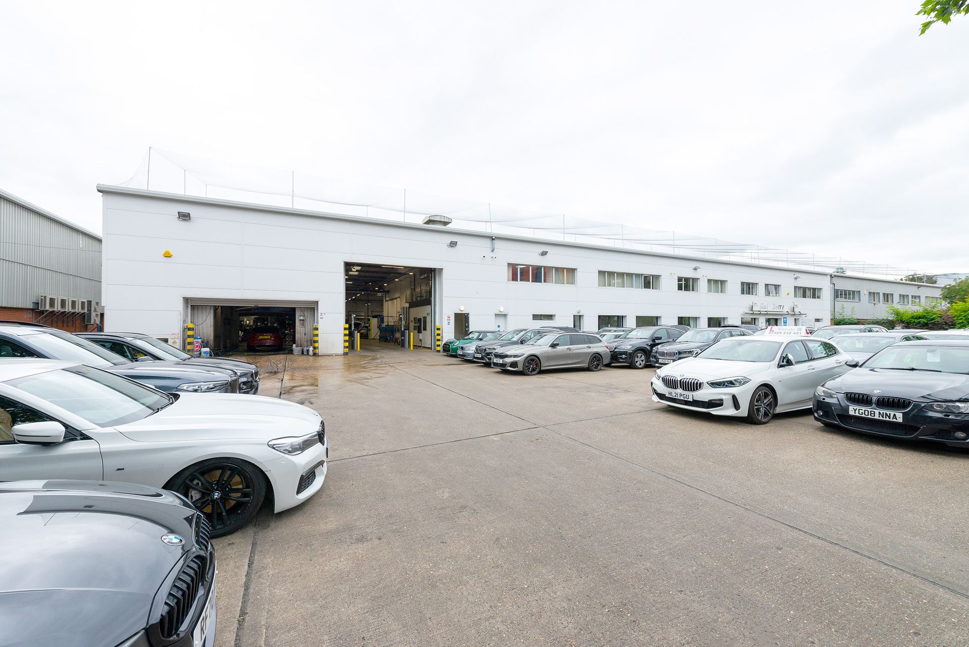 LET 50,000 SQFT (4,469m²) approx.
SERVICE CENTRE & BODYSHOP, SUITABLE FOR OTHER USES (B1, B2 & B8)