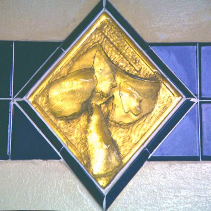 A diamond shaped glass block with a picture of a man and woman kissing on it