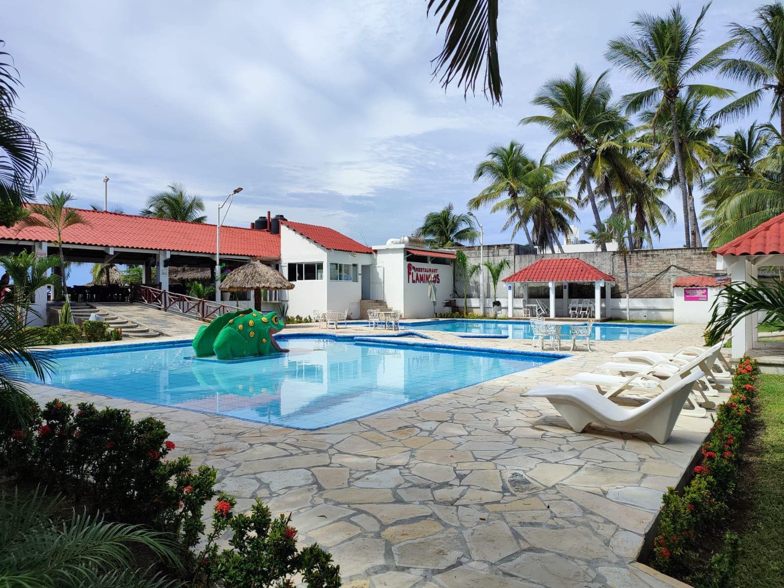 GARDEN BEACH HOTEL - RESTAURANTE CON ALBERCA