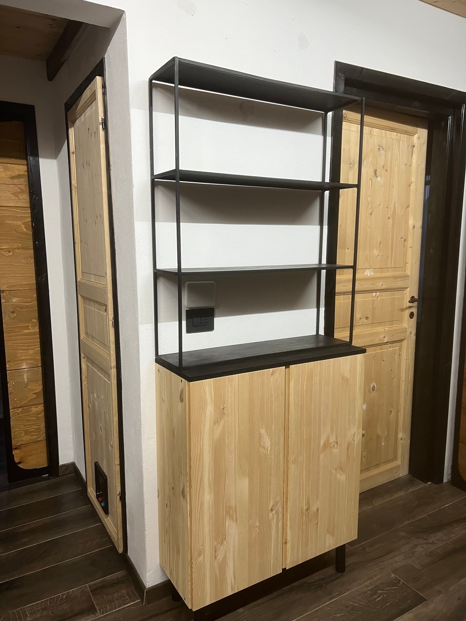 Mobiletto in legno con ripiani in metallo nero, due ante, legno chiaro.