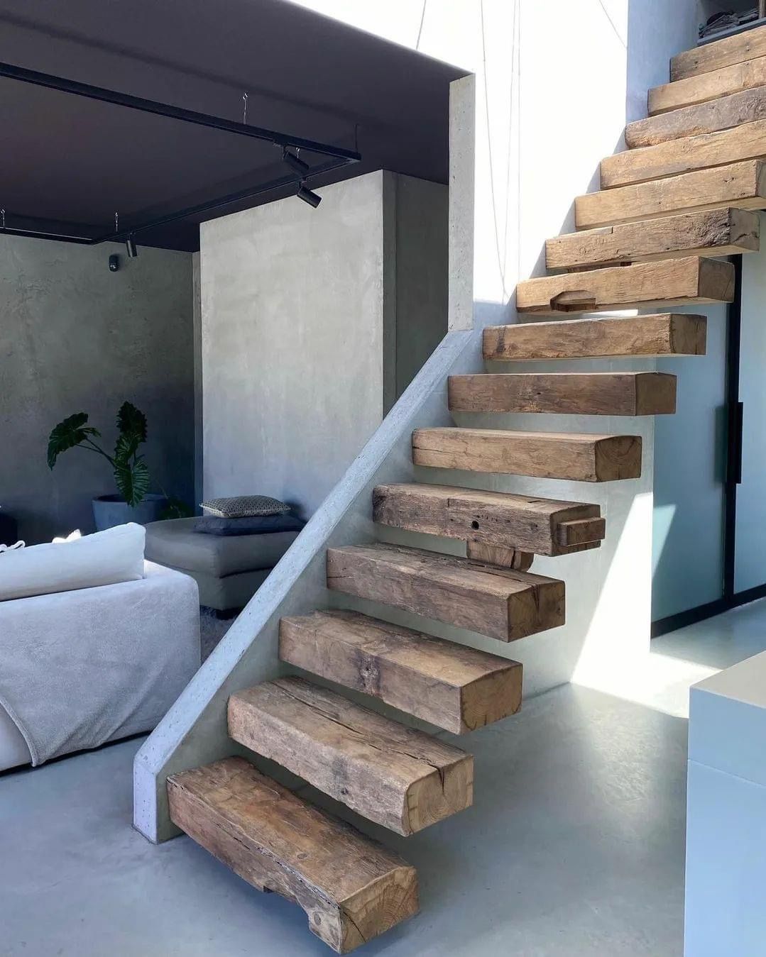 Scale in legno con base in cemento in una casa moderna.