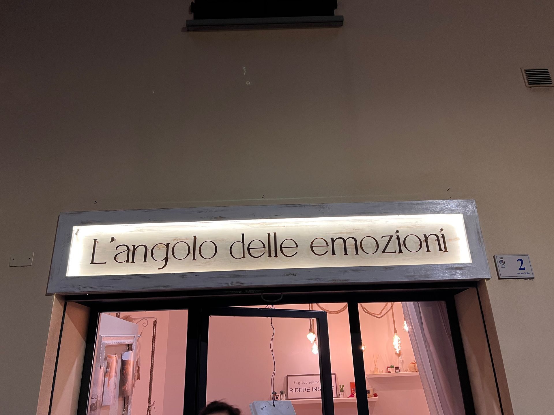 Un cartello sopra la porta recita 