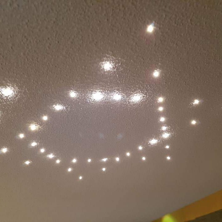 Soffitto con numerose luci incassate, disposte in modo circolare, creando punti luce.
