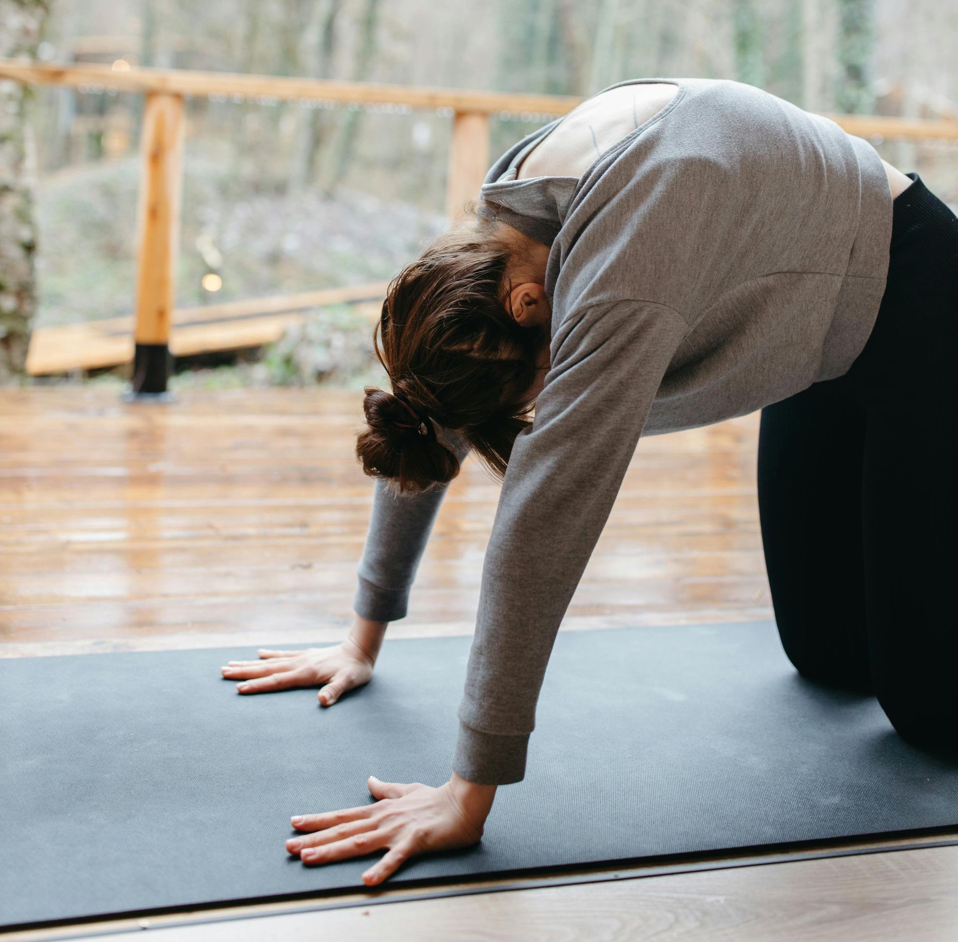 Katze-Kuh-Pose: 5 Yoga-Posen für eine gesunde Wirbelsäule - OÄ Dr. Nadja Jiresch - 1010 Wien