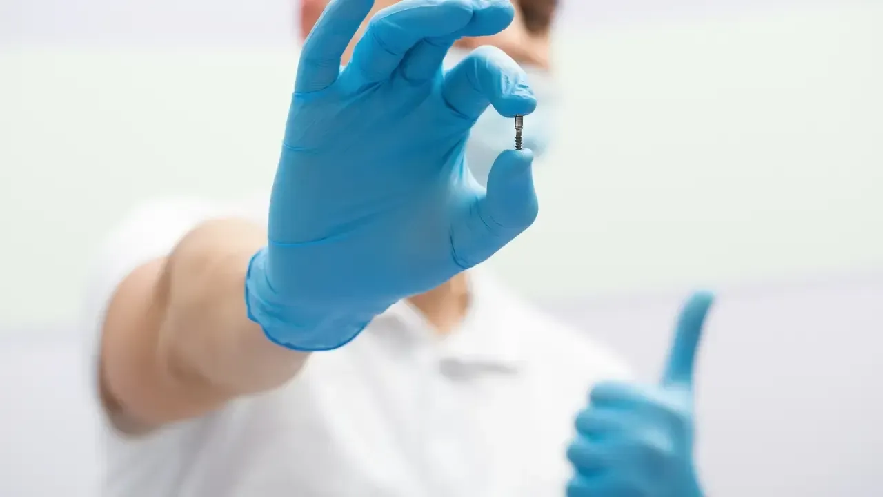 Minimalinvasives Implantat zwischen zwei Fingern